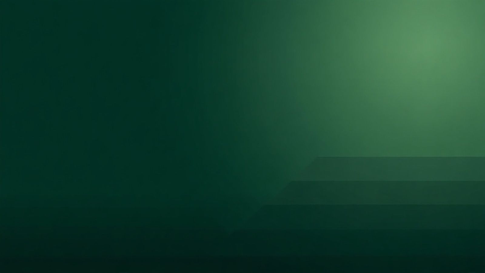 Escalones verdes bajo una luz suave, sobre fondo verde oscuro